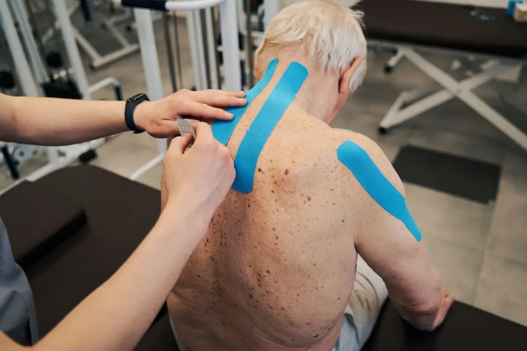 Séance de physiothérapie à domicile — kinesio taping