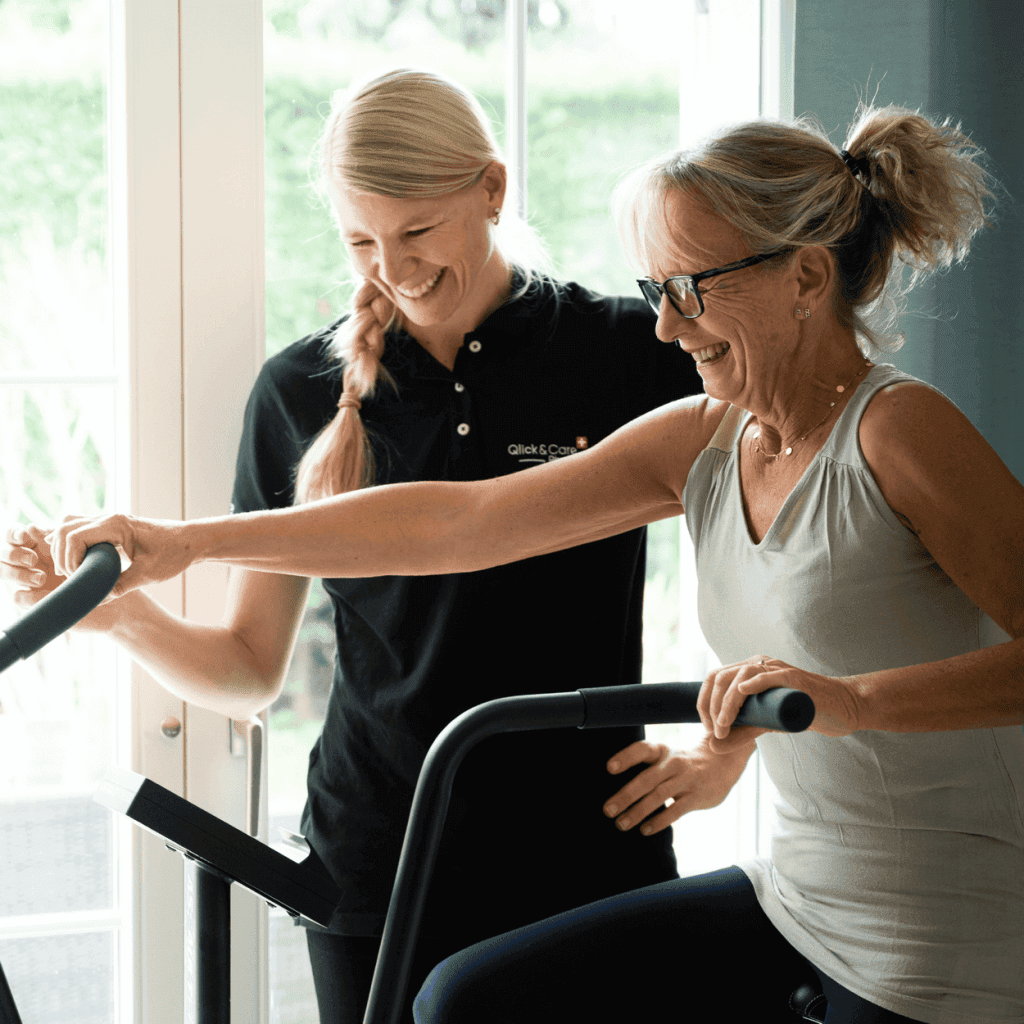 Physiothérapeute Qlick&Care accompagnant un patient en rééducation à la marche