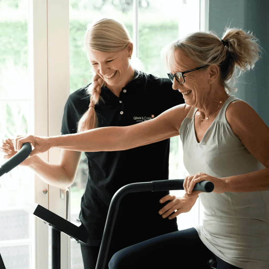 Physiothérapeute Qlick&Care accompagnant un patient en rééducation à la marche